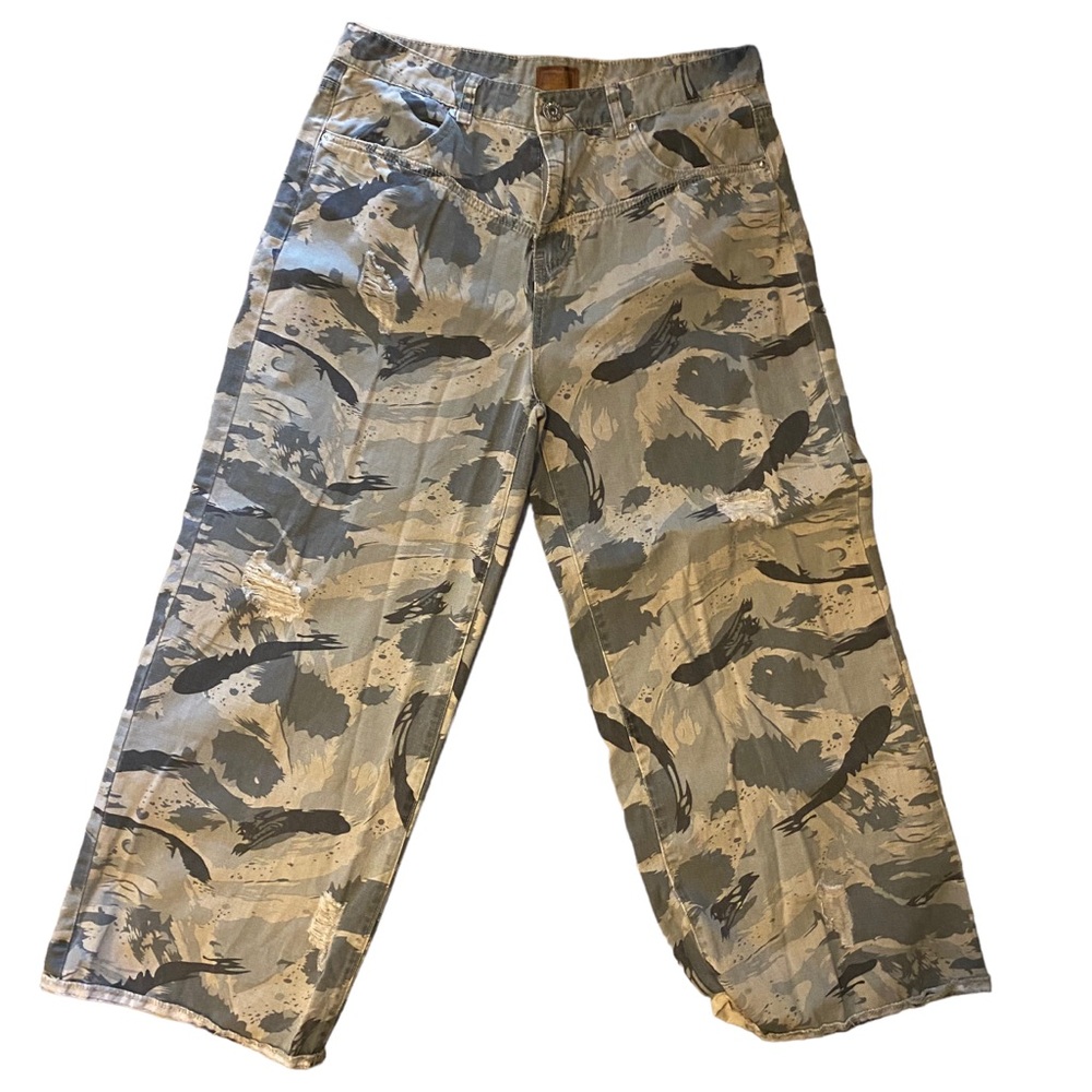 POL Destroyed Distressed Cropped Wide Leg Fatigue Camo Pants Ankle Jeans, size L